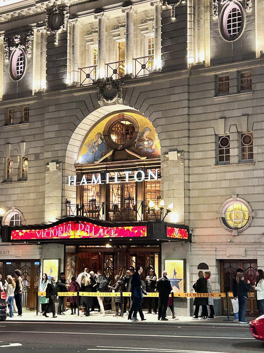 Wat een cadeautje! Met onze 2 dochters was ik een paar dagen in Londen. Wat een stad..! Het was echt járen geleden dat ik er geweest was en dit was heerlijk. ♥️