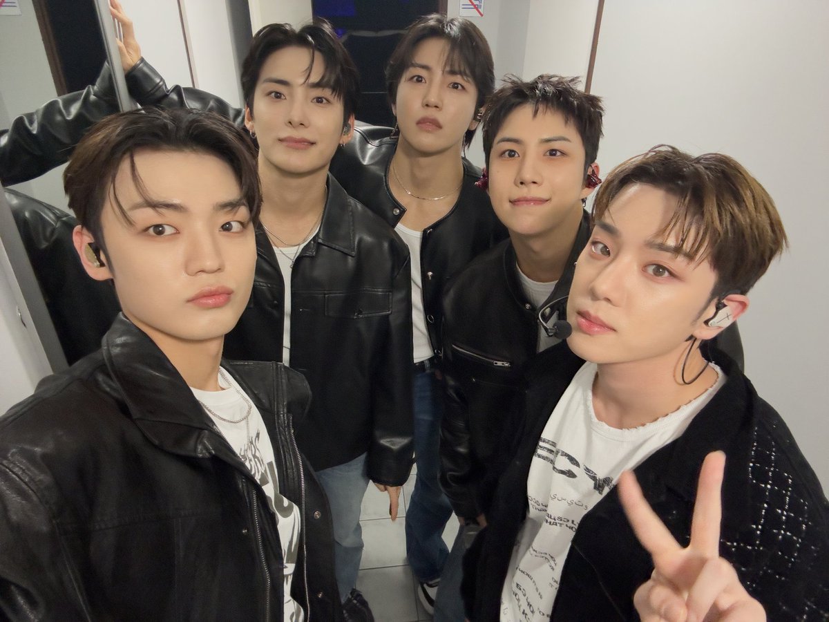 YuchanFr's tweet photo. ◜ - Twitter◞ 🍓

Aujourd'hui aussi, Ace est rechargé à 10000% grâce à Choice 🔋🔋🔋

#에이스_강유찬 #YUCHAN 
#에이스 #초이스 #ACE #CHOICE
#REWINDUSTOUR #REWINDUS_EUROPE https://t.co/jXyfysrTpW