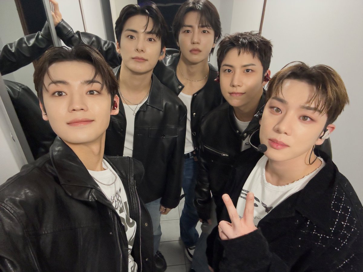 YuchanFr's tweet photo. ◜ - Twitter◞ 🍓

Aujourd'hui aussi, Ace est rechargé à 10000% grâce à Choice 🔋🔋🔋

#에이스_강유찬 #YUCHAN 
#에이스 #초이스 #ACE #CHOICE
#REWINDUSTOUR #REWINDUS_EUROPE https://t.co/jXyfysrTpW