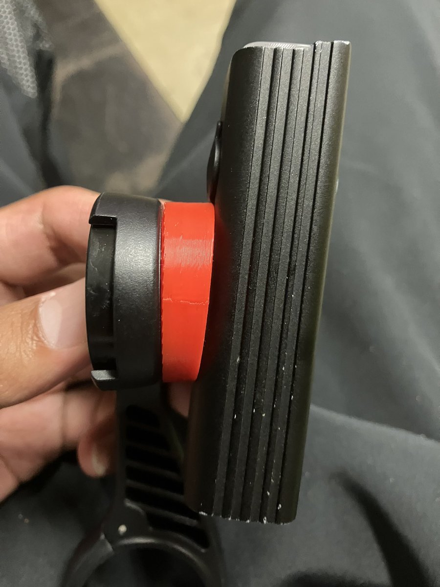 TwuttytuttII's tweet photo. Garminのマウントの下に付けるライト用マウント作ってみたら色以外意外と良さげにできてちょっとルンルン https://t.co/zoOk6NJZ2J