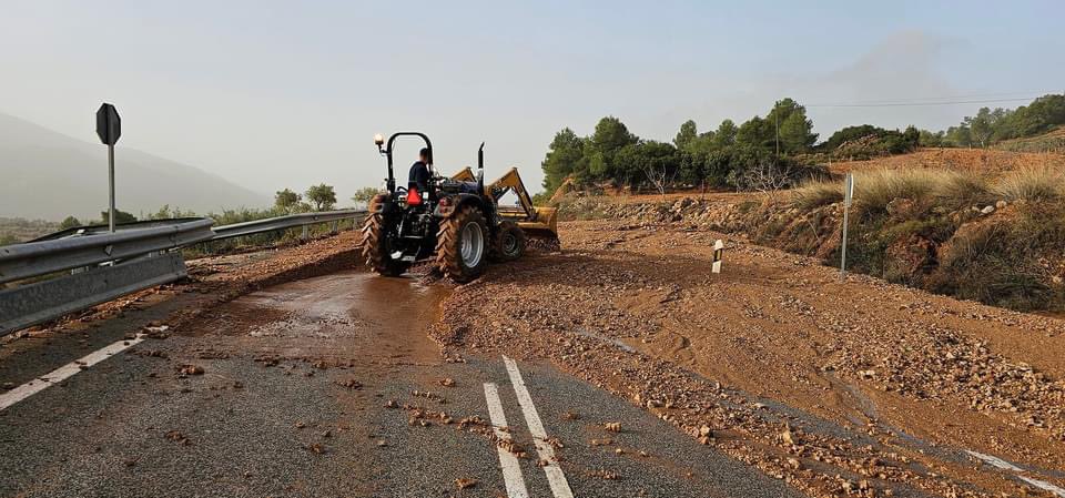 #Chera permanece a esta ahora sin luz y sin cobertura móvil debido al fuerte episodio de lluvias acaecido durante la noche de ayer. NO HAY DAÑOS PERSONALES, pero sí materiales. La población bien y el Ayuntamiento está pendiente de la gente mayor. Se ruega evitar desplazamientos.