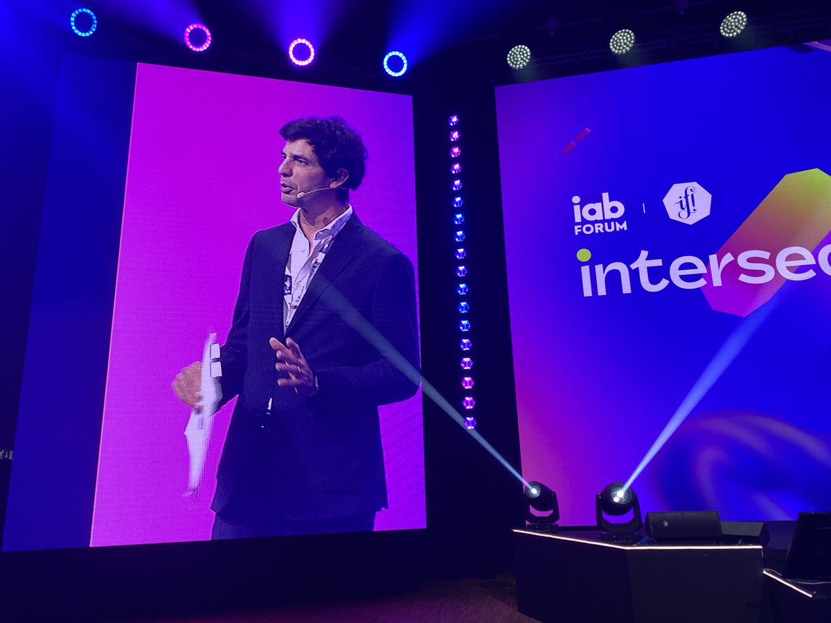 🎤 Inizia la seconda giornata di #INTERSECTIONS24! Sul palco, <a href="/carlonoseda/">Carlo Noseda</a> inaugura i lavori di oggi.
#MAINSTAGE