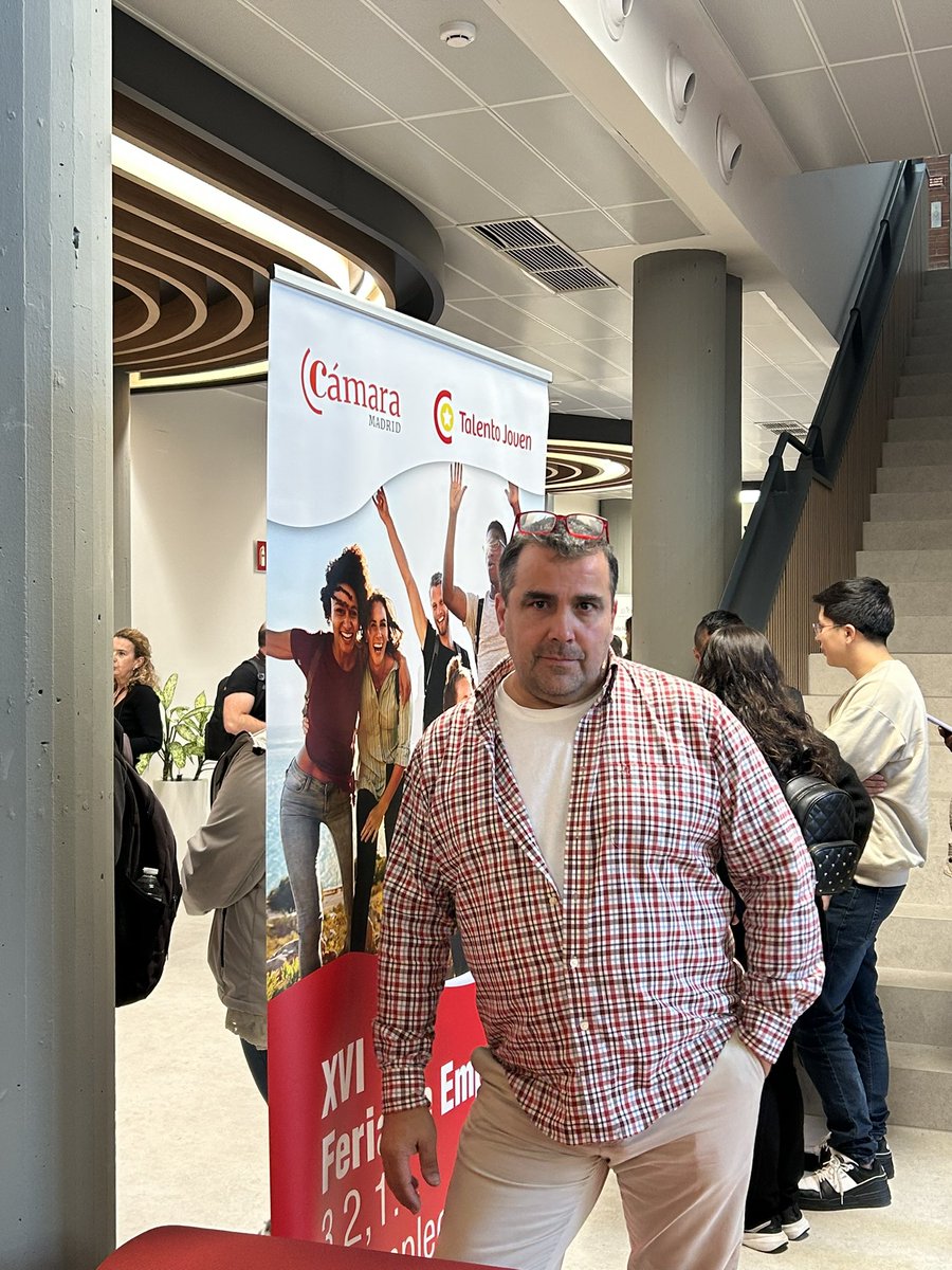 elenus_sm's tweet photo. Empezando la #FeriaEmpleoXVI con el mejor profe que podía tocarnos, @JavierdeDiego_ 🫶

#CamaraComercioMadrid https://t.co/tVuDqI1oyU