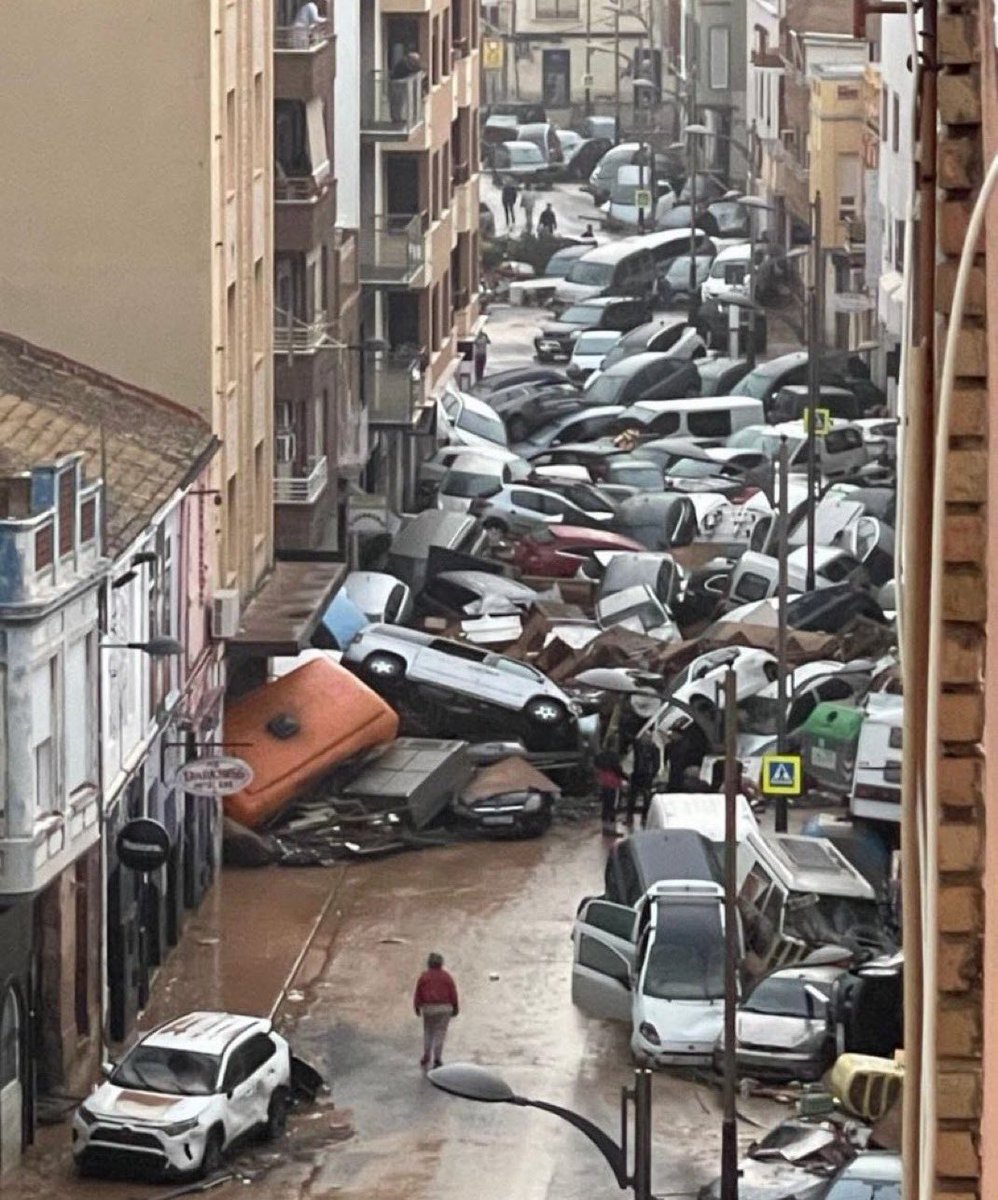 KingTargaryenn's tweet photo. Mucho ánimo y fuerza a toda la gente de Valencia que está pasándolo mal debido a las inundaciones que se han cobrado ya mas de 50 vidas…RIP🙏

Y a los miembros sanitarios, bomberos, policías, y a la gente que está ayudando con lo que sea, qué sepáis que sois auténticos héroes❤️ https://t.co/PRiyV1vDfl
