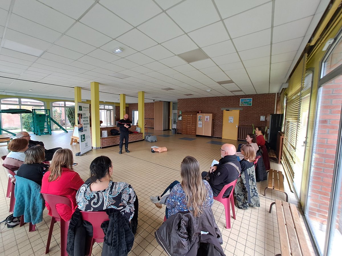 On continue nos formations de sensibilisation aux #gestesquisauvent dans le Nord. Aujourd'hui à <a href="/villedouai/">Ville de Douai</a> et Ferin. En partenariat avec <a href="/udsp59/">Union Départementale des Sapeurs-Pompiers du Nord</a>. 
#sauverdesvies
<a href="/vincent_lizet/">Vincent Lizet GNE</a> <a href="/dutoit_patricia/">Patricia Dutoit</a> <a href="/LaVieGroupama/">La Vie Mutualiste Groupama</a> <a href="/GroupamaNordEst/">Groupama Nord-Est</a>