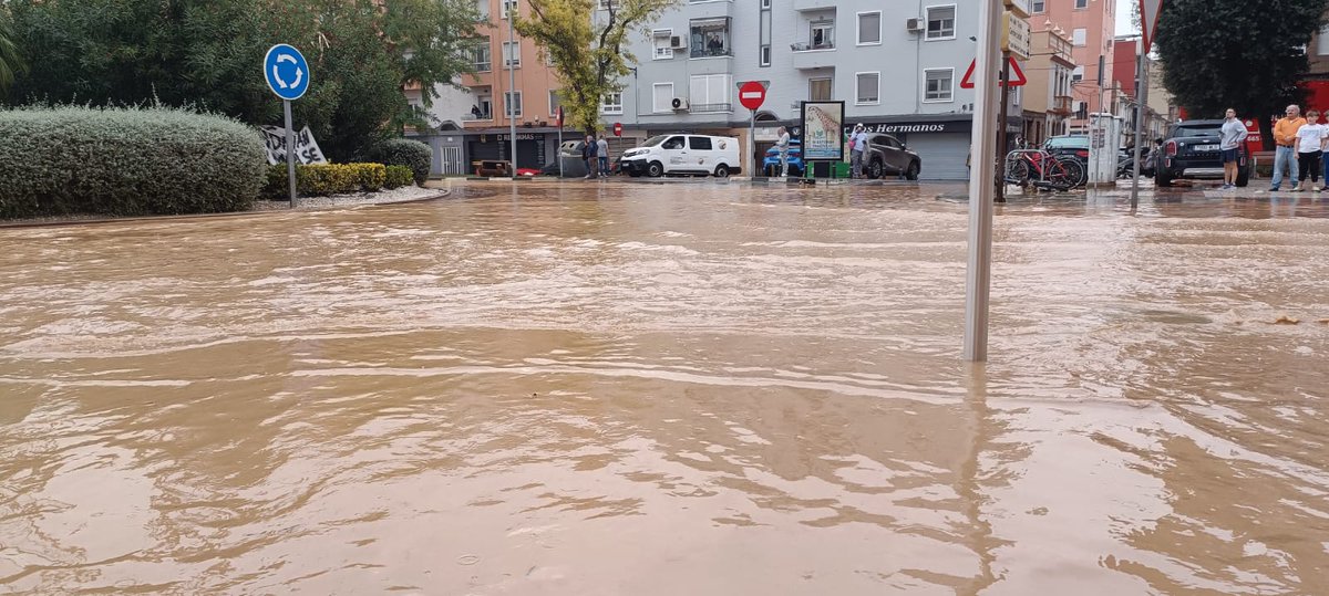 ⚫ <a href="/CCOOPV/">CCOO País Valencià</a> es posa a la disposició de les persones treballadores per a respondre a les consultes, així com als seus Serveis Jurídics davant possibles incompliments de normativa. Lamentem les morts i valorem el treball dels serveis d'emergència.
🔗+info: acortar.link/RKFMJw