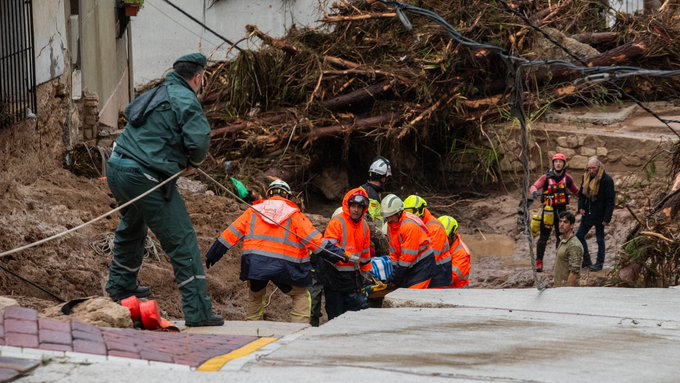 laSextaTV's tweet image. 🚨📺 Cambio de programación 

➡ A partir de las 21:30h, ESPECIAL @ObjetivoLaSexta para seguir las consecuencias de la DANA, que ya ha dejado decenas de muertos en la Comunidad Valenciana.  No hay @El_Intermedio ni #CASO. 

➡ Además, @MVTARDE adelanta su hora de inicio a las