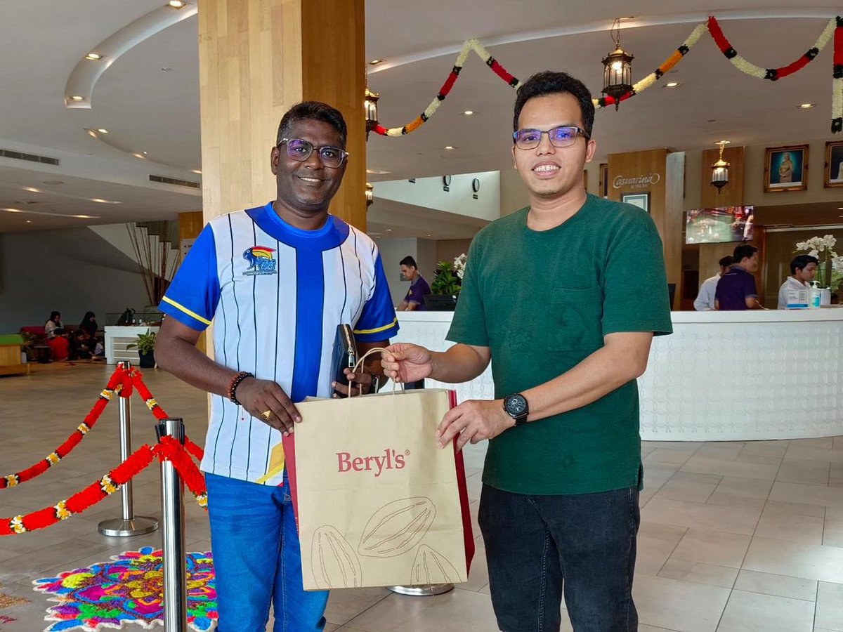 MalaysiaPMO's tweet photo. Sempena perayaan Hari Deepavali esok, wakil daripada Bahagian Media dan Komunikasi Strategik, Pejabat Perdana Menteri menyampaikan sumbangan kepada petugas dan pengamal media dalam meraikan keharmonian dan kesejahteraan pelbagai masyarakat di negara ini. (1/2) https://t.co/srDnPXsmsd