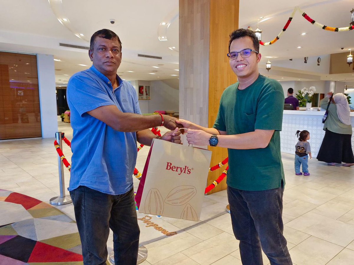 MalaysiaPMO's tweet photo. Sempena perayaan Hari Deepavali esok, wakil daripada Bahagian Media dan Komunikasi Strategik, Pejabat Perdana Menteri menyampaikan sumbangan kepada petugas dan pengamal media dalam meraikan keharmonian dan kesejahteraan pelbagai masyarakat di negara ini. (1/2) https://t.co/srDnPXsmsd