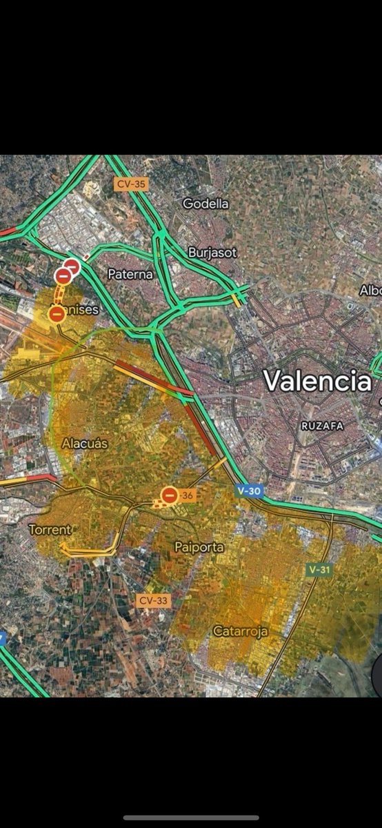 raul_clyde's tweet photo. Esto es mi pueblo aldaia donde vivo yo y toda mi familia mucha fuerza a tdo el mundo en aldaia Alaquàs manises quart Paiporta picanya sedavi benetuser la torre Catarroja……..hay familiares y amigos q han perdido casas coches y hasta vidas💔💔💔💔💔💔intentaré ayudar como pueda https://t.co/mbgbrPpVXr