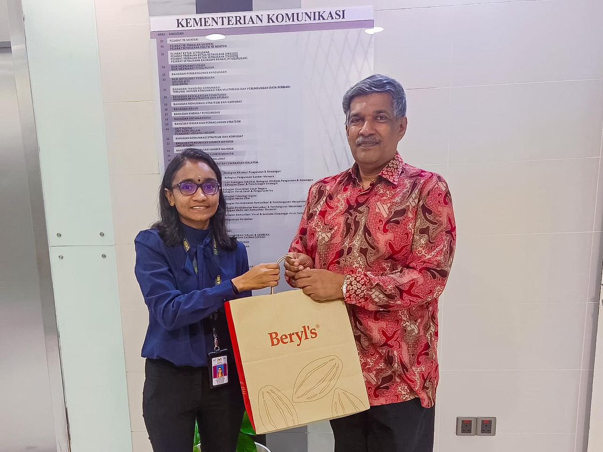 MalaysiaPMO's tweet photo. Moga kehadiran Pesta Cahaya ini membawa sinar harapan yang lebih baik kepada semua yang menyambutnya. (2/2)

#MalaysiaMADANI https://t.co/c8RVb2R5Fq