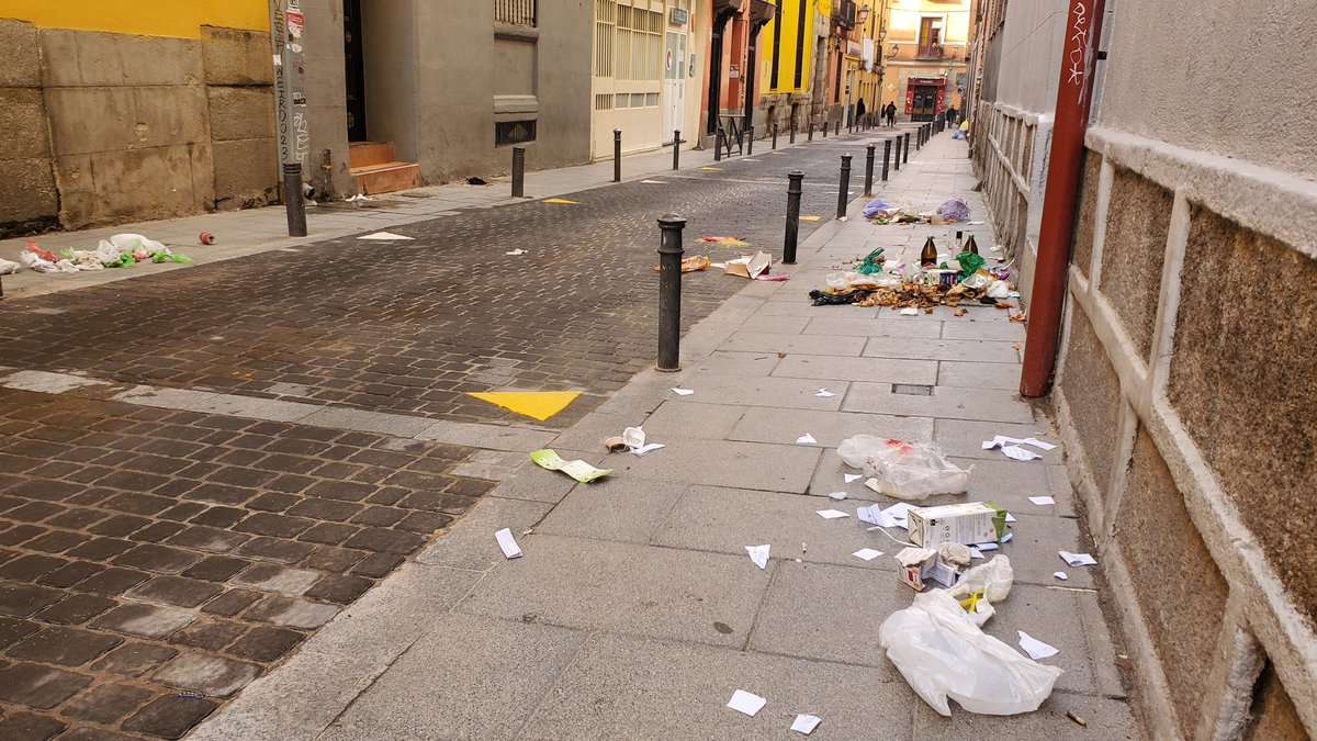 Rae2it's tweet image. C/ del Oso en pleno centro de Madrid a las 9. 30 de la mañana. Y sí han limpiado la calle anoche. Todo el rato coches de la @policia o @policiademadrid merodeando las calles y se le escapa esto?! @MADRID