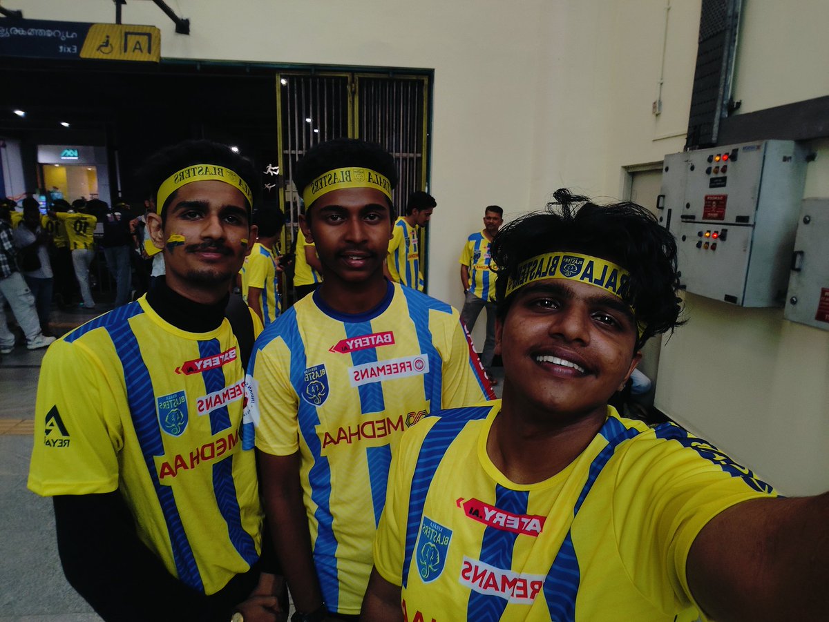 aaron88official's tweet photo. My First time In our Stadium What an atmosphere 😄 #kbfc #keralaBlasters #kbfcbfc #ISL https://t.co/MQy1trl0Yd