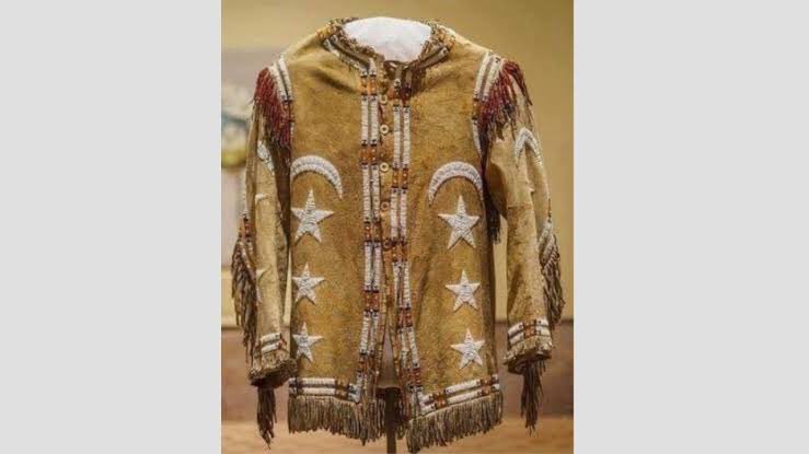 Soldaki Siyular’a ait bir çadır, sağdaki Omaha yerlilerine ait yerel bir kıyafet. Hepsi bizim ırkdaşlarımız. Bu hilal ve yıldız da mı islamiyeti ve şartlarını temsil ediyor?