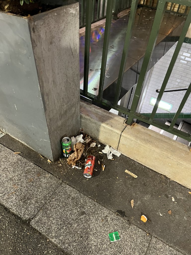 UnionParisienne's tweet photo. Toujours la classe #ZadCrimee les toxicos et poivrots se renouvellent à la vitesse grand V. #saccageparis @Ligne7_RATP @Paris19e https://t.co/AkquZVpxvy