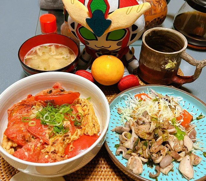 かんブレくん卵とトマトの炒め丼とホルモン焼き(塩味)だよ明日親が退院するからかんブレくんと晩ごはんを食べるのは今日で終わりだよ 