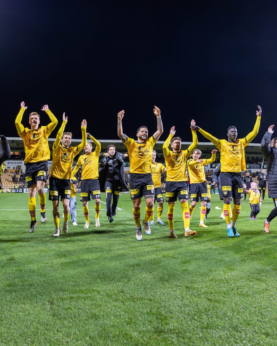 LillestromSK's tweet photo. Om søndagen var det over 7000 med gult og svart hjerte på Åråsen 💛🖤 

Støtten deres betyr alt.
På søndag kjører vi på igjen! ✊ 
#FORZAFUGLA

🎟️ Billetter til LSK - FKH: https://t.co/lh3Sx1J4F2

📸 @FTyskeberg https://t.co/J6XWhb0ukn
