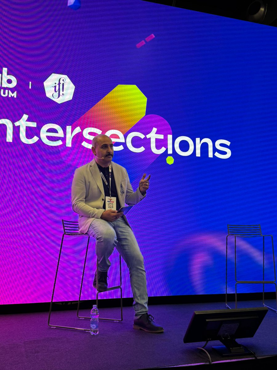 Ecco Giovanni Pola che inaugura questa mattinata nella #VISIONARENA! 
 
#INTERSECTIONS24