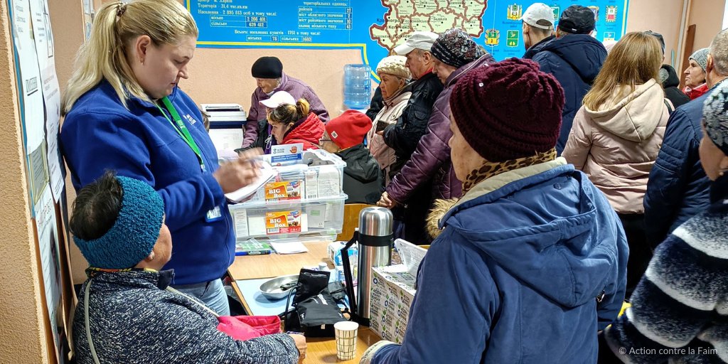 Du fait de l’avancée des troupes russes, plus d’un millier de personnes résidant dans la zone de Kupiansk 🇺🇦 (nord-est de Kharkiv) ont dû se déplacer. Pour venir en aide aux personnes déplacées, nos équipes fournissent une assistance médicale et psychologique de première urgence.