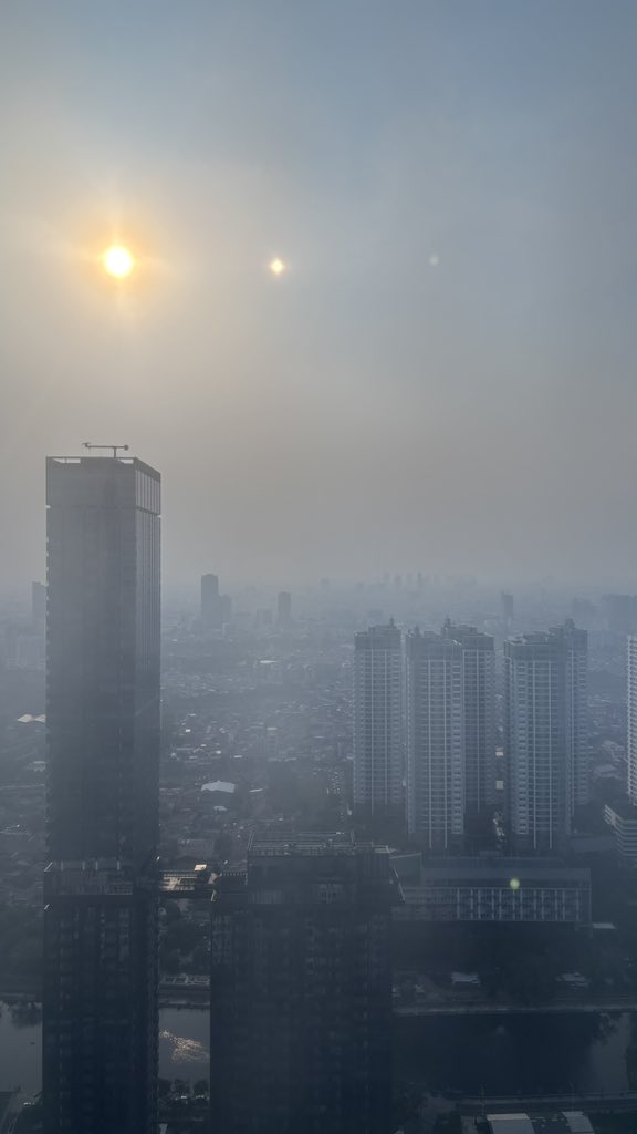 echosant's tweet photo. This is what the city looks like recently. Pada pake masker deh kalo keluar 😷 https://t.co/LyqHjgYJ31