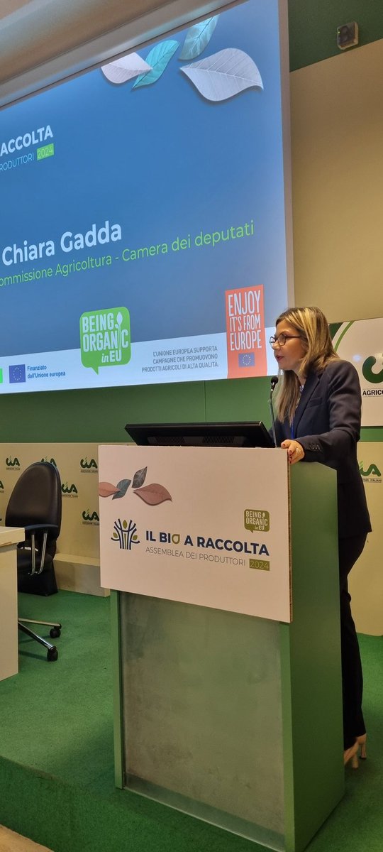 🗣<a href="/McGadda/">Maria Chiara Gadda 🇮🇹🇪🇺</a> all'Assemblea dei produttori BIO.
Bisogna stabilire con chiarezza come si calcolano i #costi di produzione.💰
"La ricetta giusta" è questa assemblea, l'unione e l'aggregazione per trovare un punto in comune, dialogando e confrontandosi. Ogni filiera ha una peculiarità.