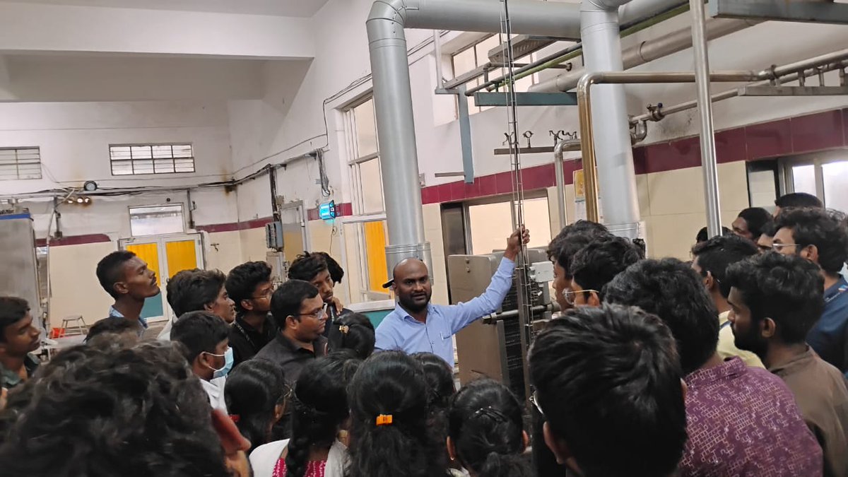 sr_university's tweet image. Our 3rd-year B.Tech EEE students had visited Mulkanur Dairy, exploring how electrical engineering powers the dairy industry! 
They gained insights on power distribution and experienced real-world applications of their studies. 

#sruniversity #SRU #IndustryVisit