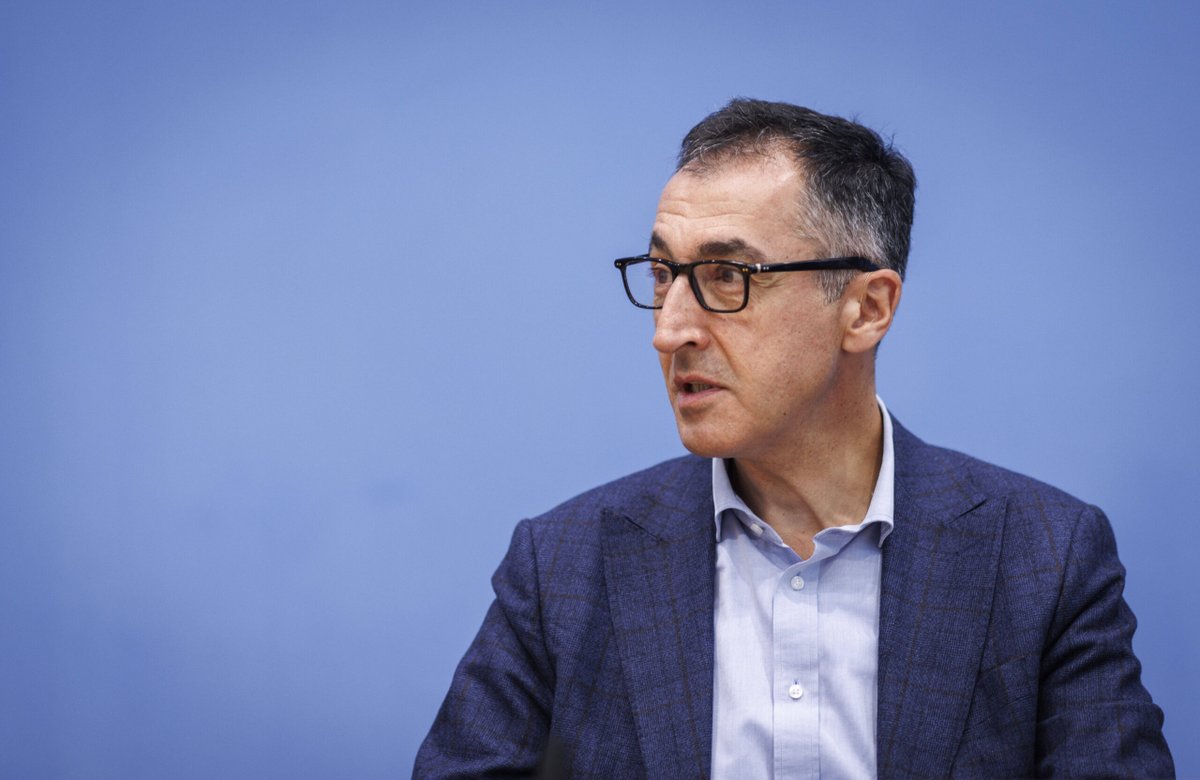 #PolitikundVerwaltung Können die Grünen mit Özdemir gewinnen?: Cem Özdemir will es also wissen. Der 58-Jährige will Nachfolger Kretschmanns werden und muss die Sehnsüchte seiner Partei erfüllen. Wie schätzen Experten seine Wahlchancen ein? dlvr.it/TFt2RN