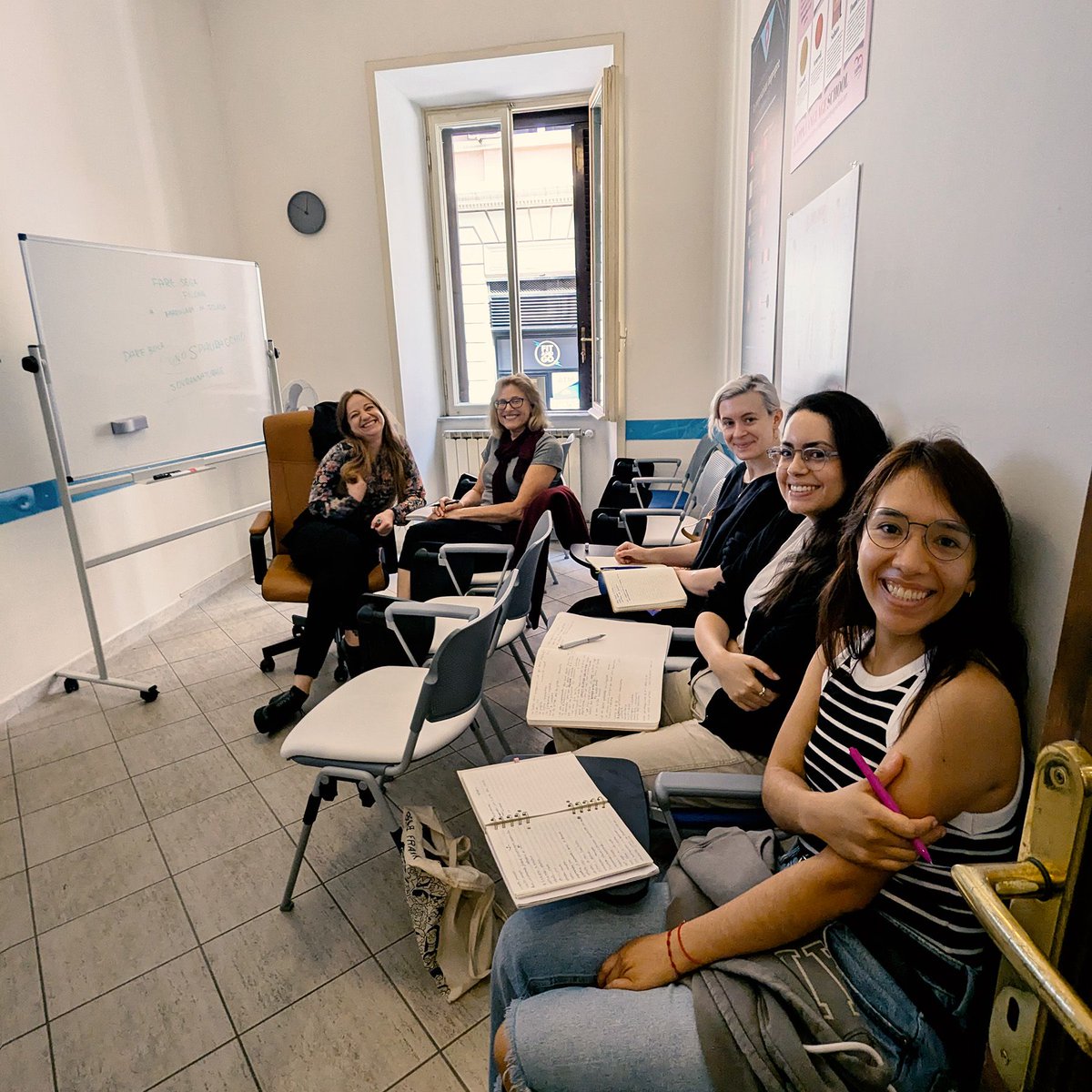 kappalanguage's tweet image. Ehi, ma questa è un'altra aula nuova di zecca! ✨
Le nostre studentesse sembrano esserne piuttosto soddisfatte. ☺

Venite a trovarci per scoprire la nostra sede... riveduta, corretta e ampliata!

#learnitalian #italiancourse #iostudioconkappa
