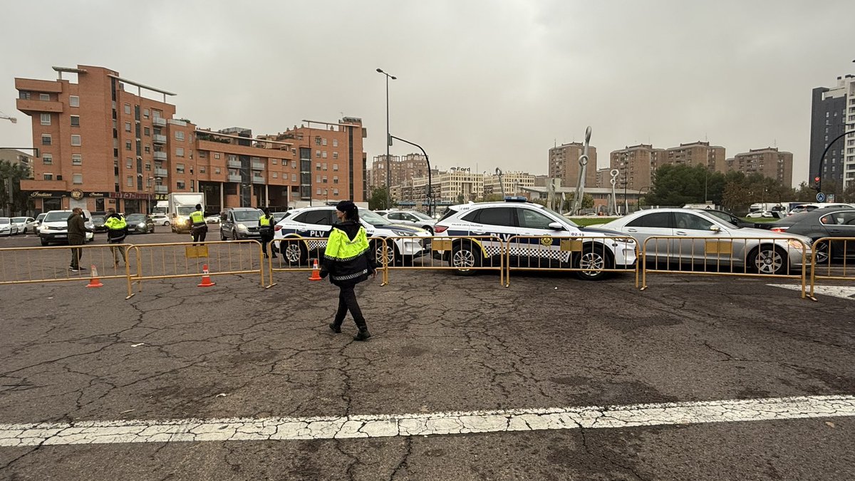 policialocalvlc's tweet photo. ⛔️ Insistimos que no se utilice el vehículo particular si no es estrictamente necesario para:

FACILITAR EL TRÁFICO DE LOS VEHÍCULOS DE EMERGENCIA  🧑‍🚒🚒🚓👮‍♂️ https://t.co/QZDBtjQP6e