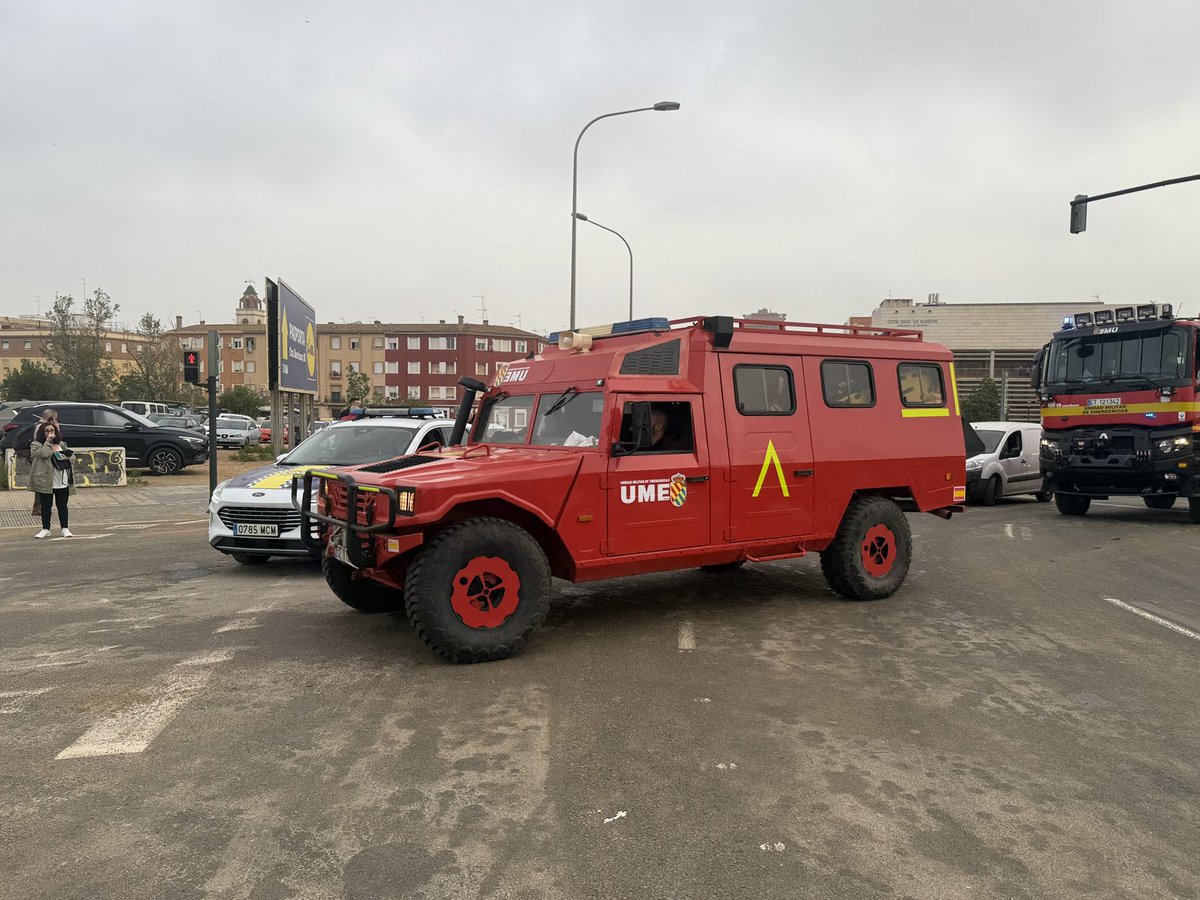 policialocalvlc's tweet photo. ⛔️ Insistimos que no se utilice el vehículo particular si no es estrictamente necesario para:

FACILITAR EL TRÁFICO DE LOS VEHÍCULOS DE EMERGENCIA  🧑‍🚒🚒🚓👮‍♂️ https://t.co/QZDBtjQP6e