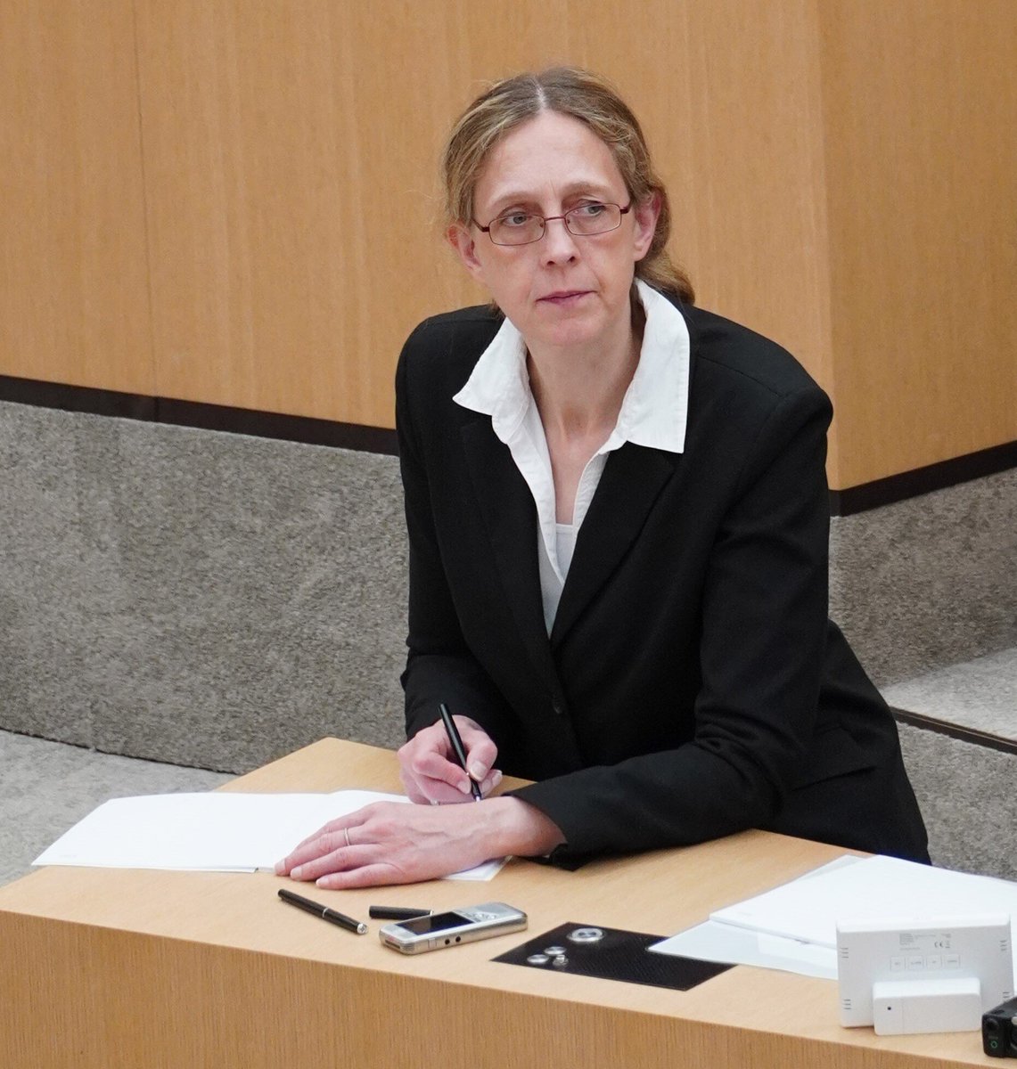 #BerufundKarriere #Berufe Sie schreiben blitzschnell alle Reden im Landtag mit: Parlamentsstenografen müssen den Wortlaut von Plenardebatten so wiedergeben, dass druckreife Protokolle entstehen. Für diese Tätigkeit ist ein Universitätsabschluss… dlvr.it/TFt2mV