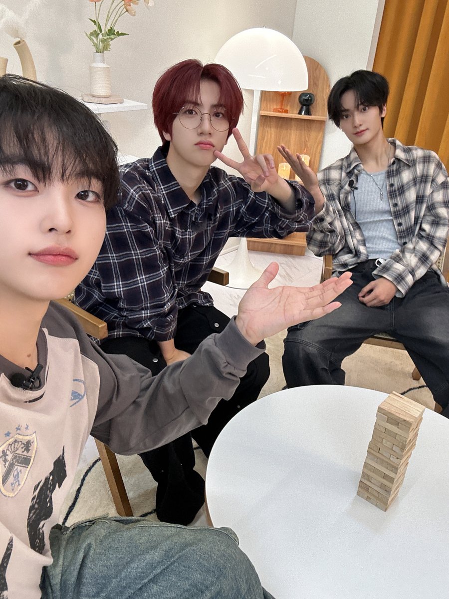 CRAVITYstarship's tweet photo. [📸] 
[for. LUVITY] 크터뷰 시즌2 #7 원진&amp;형준&amp;태영 - 𝙎𝙀𝙇𝙁𝙄𝙀 𝙎𝙋𝙊𝙄𝙇𝙀𝙍🤳
⠀
잠시 후 9PM!
크래비티 공식 팬카페에서 함께하세요🌟
⠀
#CRAVITY #크래비티
#원진 #형준 #태영
#LUVITY #러비티
#CRAVITY_INTERVIEW #크터뷰 https://t.co/nfy8T3X4At