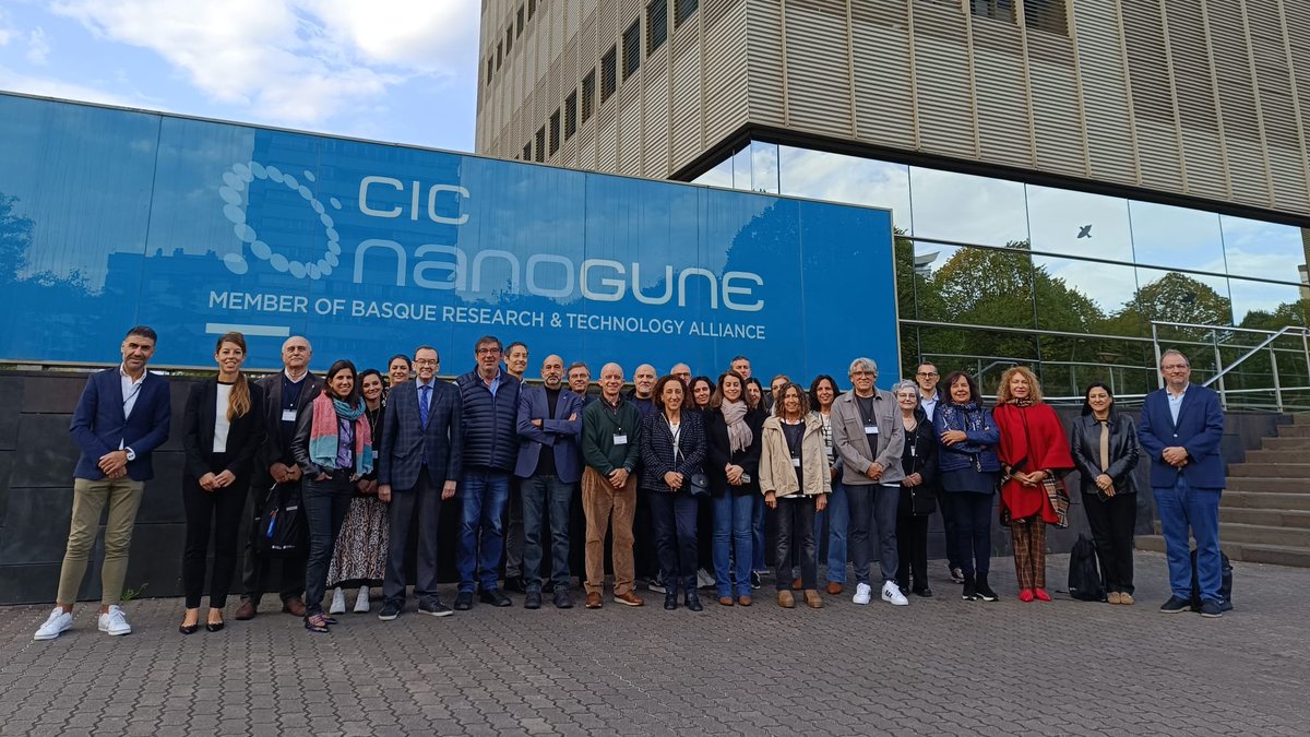 cretus_usc's tweet photo. La directora y la gestora científica de CRETUS @UniversidadeUSC visitan junto con otros representantes de centros de la #RedCIGUS y de la SX de Universidades @Xunta, el potente ecosistema de investigación del Pais Vasco: @CICbioGUNE @brta_eus @Ikerbasque @nanoGUNE @tecnalia @AchucarroGlia