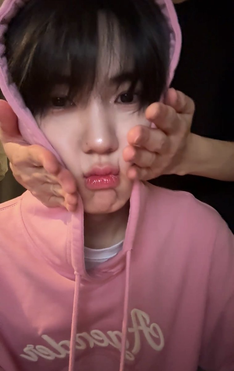 piaoqianyu's tweet photo. the guy in the first pic is actually ahn seongmin from cravity and the owner of the hand is his teammate jungmo 😁 plz show them some support on rtk if u liked the tweet https://t.co/rGdCdZZmVa