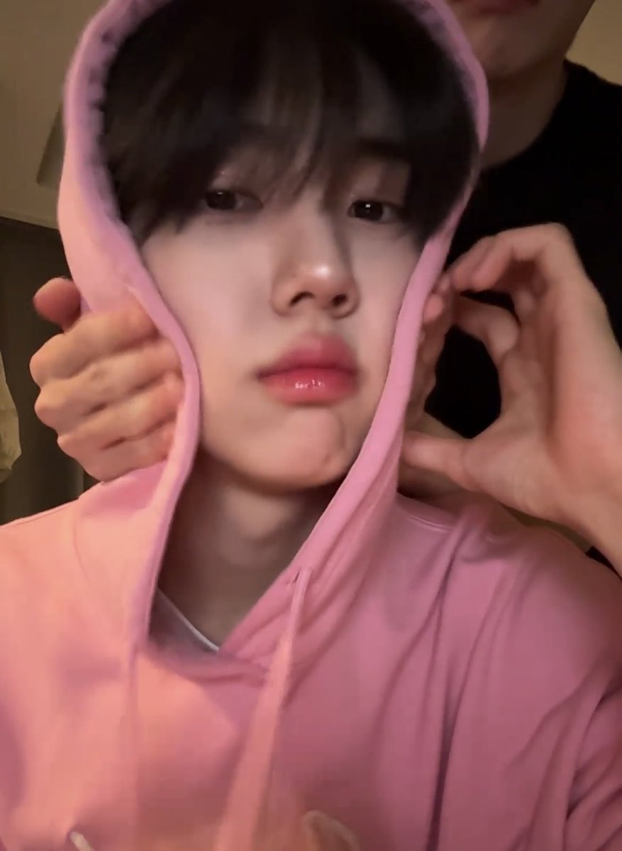 the guy in the first pic is actually ahn seongmin from cravity and the owner of the hand is his teammate jungmo 😁 plz show them some support on rtk if u liked the tweet