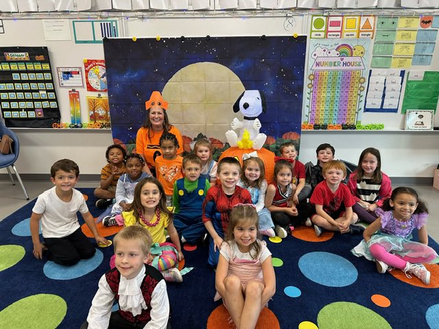 LibbyRoutson's tweet image. Such a fun week in K and it’s only Wednesday! Book character day, guest readers, Watch DOGGS and a Spooktacular Event! @GESOtterFam @glndschools 🎃❤️👻🎉🪩