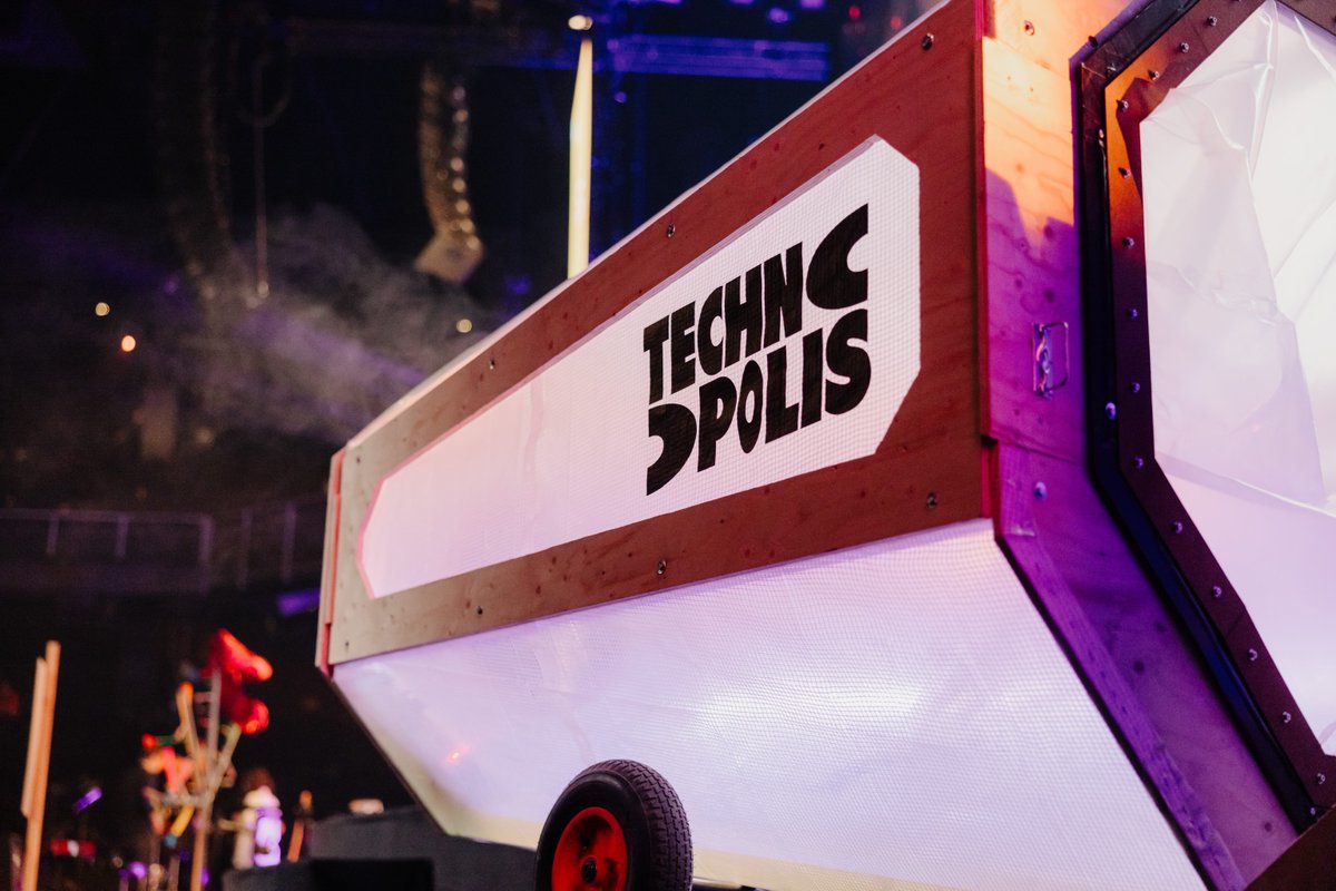 nerdlandbe's tweet image. 🔥 VLAMMEN! 🔥
Tijdens Nerdland voor Kleine Nerds helpt @Technopolis_Be ons met grote experimenten. Het podium in brand steken? Check. Wolken in de zaal laten zweven? Check. Het dak eraf blazen? Dubbelcheck! Check het op 26 en 27/12 in Lotto Arena!
ℹ️ nerdland.be