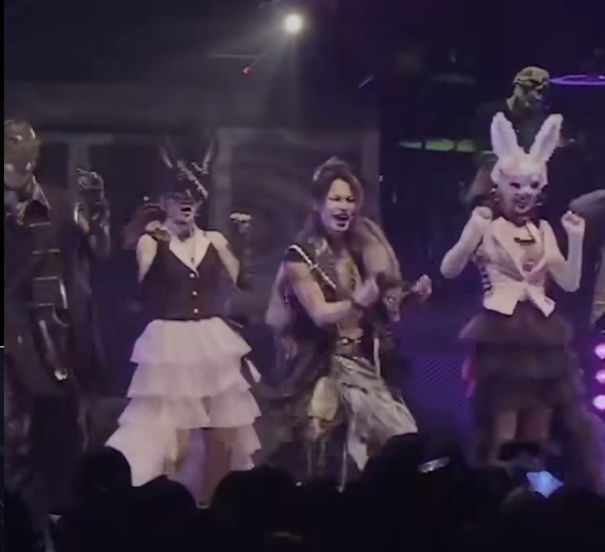 kat_tun_chain_'s tweet photo. 明日のマウピフェスはななぽむとダンサーウサギのコスプレで行きます🐰
昼夜いるけど夜は1人なので会える人構ってくださーーい!!😭🙏
#マウピフェス
#MOUSEPEACE https://t.co/Kt6c4sKPK3