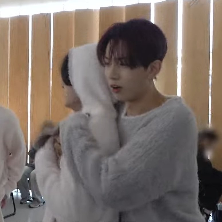 HSNGLOUVRE's tweet photo. WTF HEEJAKE BACK HUG!!! https://t.co/5v53CDhxlF