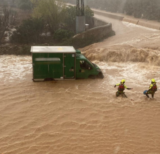 SuperViiral's tweet photo. Un camión de reparto de MERCADONA que estaba en la carretera en plena DANA es rescatado por los servicios de emergencias

Los medios han pixelado el logo de Mercadona porque la tela es la tela https://t.co/3AtlMhhkoR