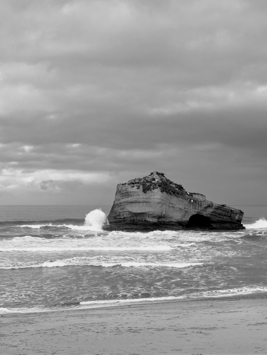 J_Medlaw's tweet photo. On profite un peu avant de reprendre les révisions #biarritz https://t.co/uaFpKYLFI7