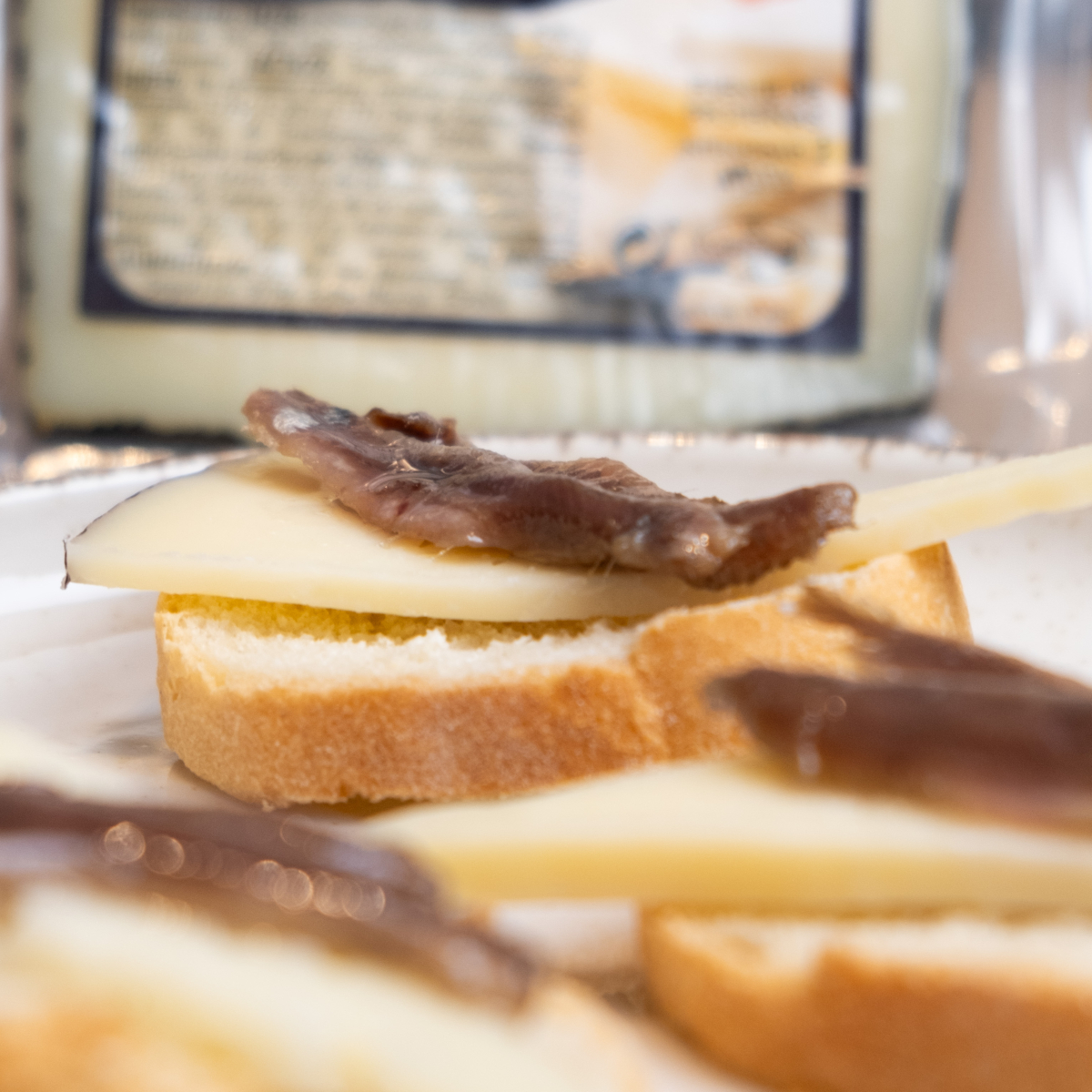 quesopalancares's tweet photo. 📢 ¿Quién más no puede resistirse a un buen #queso con anchoas? 🧀🐟
Si eres de los nuestros, déjanos un ❤️y si le añadirías algo cuéntanos el qué! 😁
#quesoyanchoas #tapas #aperitivo #quesoPalancares #quesocurado https://t.co/aVQH1AYk87