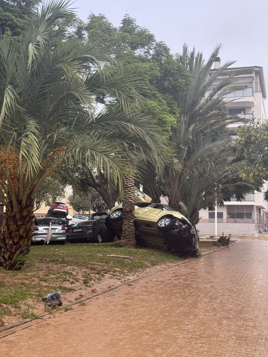 Mishellcoral's tweet photo. Así amaneció hoy Catarroja Valencia, mucha gente muerta los bajos destruidos 100% https://t.co/UWpDcrliBC