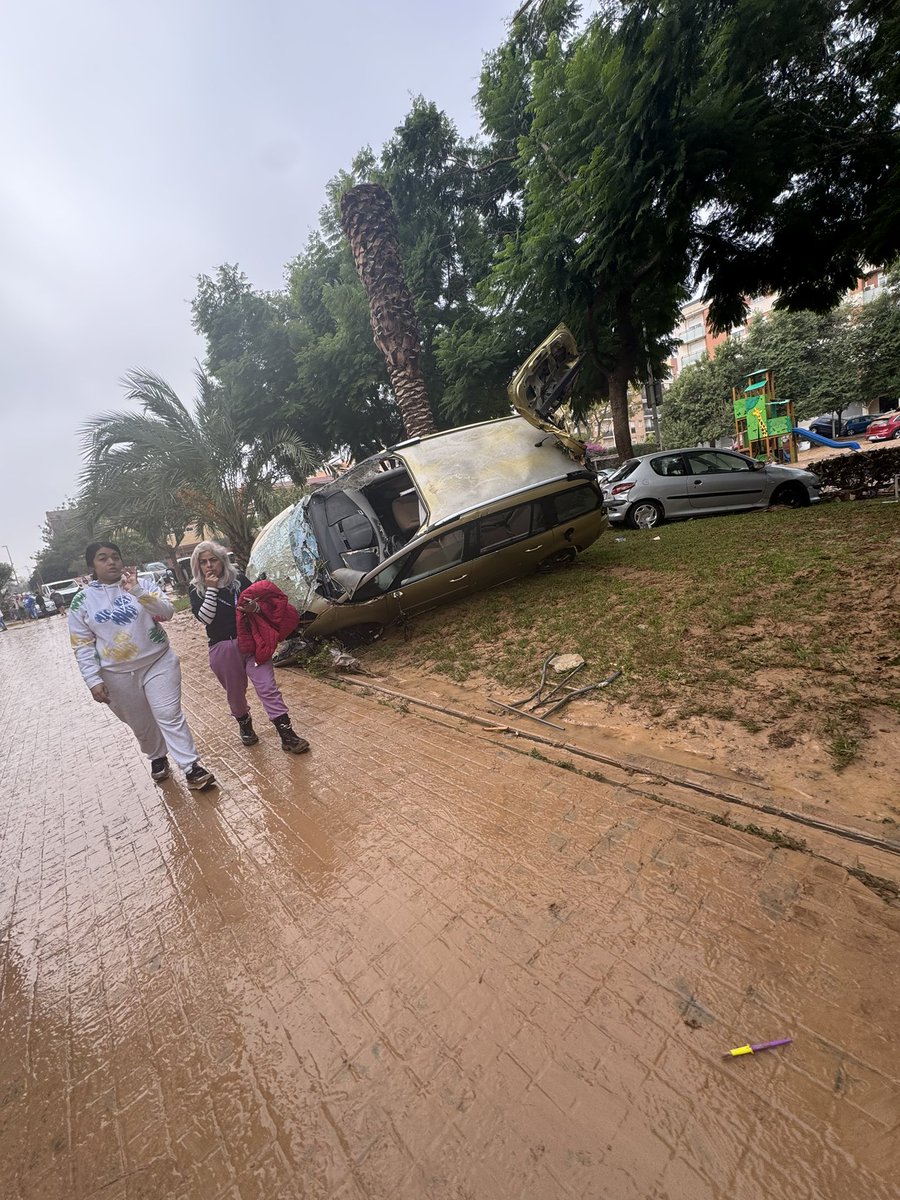 Mishellcoral's tweet photo. Así amaneció hoy Catarroja Valencia, mucha gente muerta los bajos destruidos 100% https://t.co/UWpDcrliBC