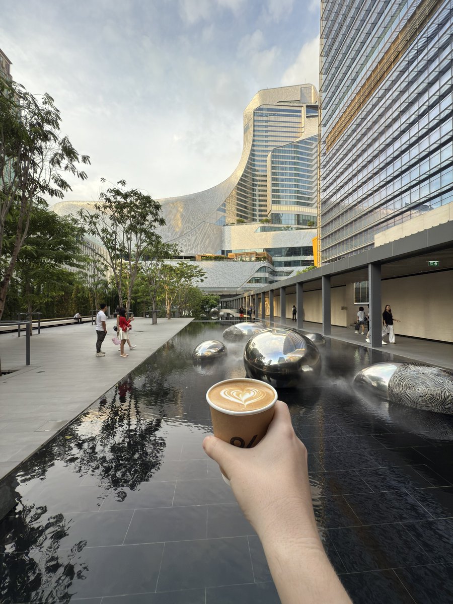 Hot cafe latte.
🇵🇹vs🇹🇭