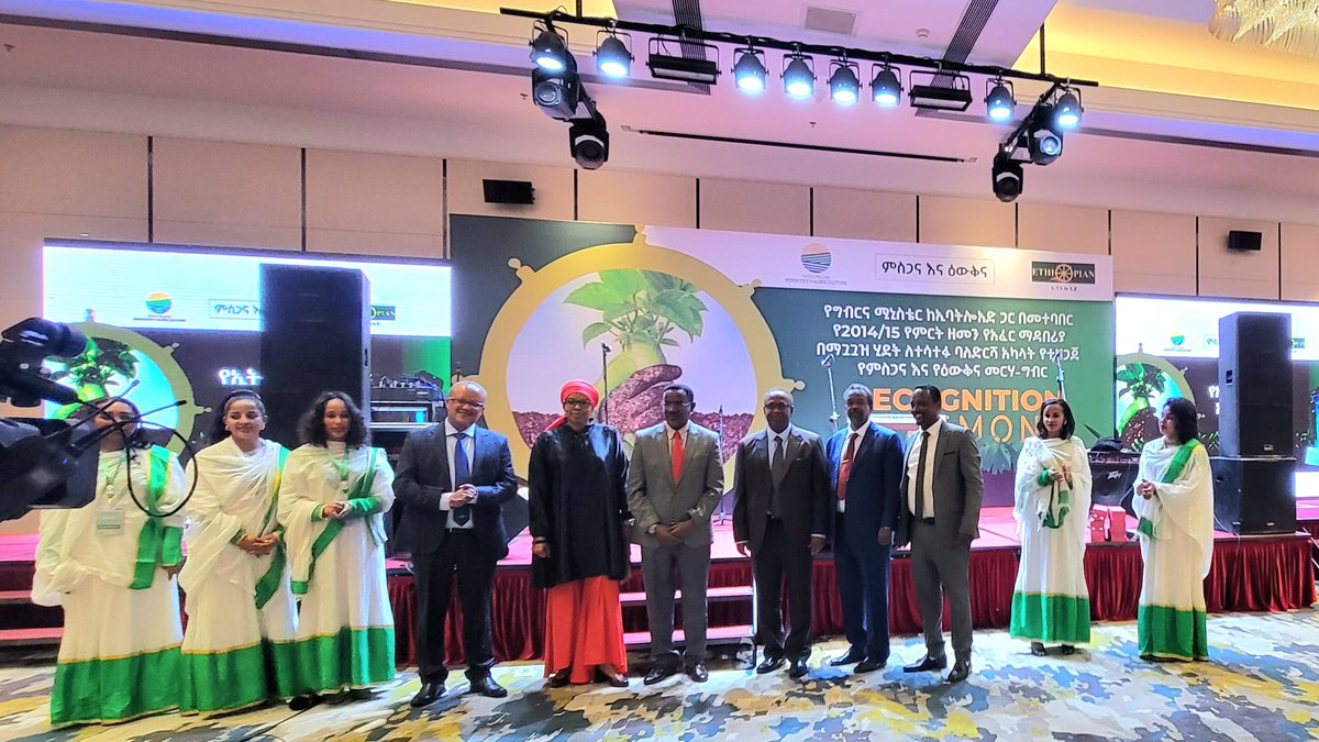 IDouhour's tweet photo. Souvenir of Recognition ceremony held by his excellency @ObaOumer  former ET Minister of Agriculture in September 2022.
Our Ports & Customs were awarded for the excellent service provided to the farmers.
Thank you excellency for your appreciation which motivated us to double our efforts.
Djiboutian ports keep serving efficient services for our clients every year with continious improvements.