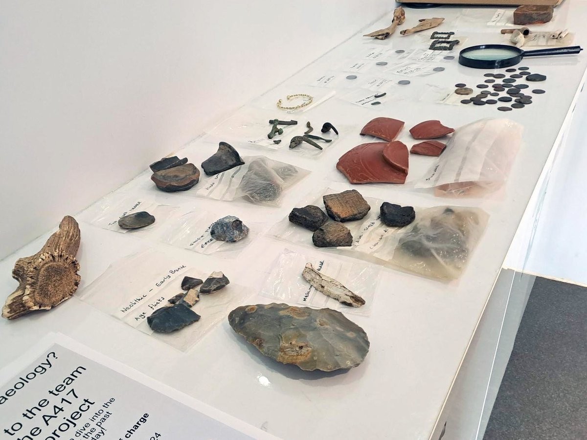 CotswoldArch's tweet photo. ๐ง #A417 #Archaeology: Connecting with the Community ๐บ
Over 600 people have joined our #A417MissingLink info days, exploring 12,000 years of #Gloucestershire #history! ๐ Read more about the archaeology and #CommunityEngagement here: https://t.co/qqgwiDzYaP ๐ทโโ๏ธ๐ทโโ๏ธ @oatweet https://t.co/nwBPsSj9Mt