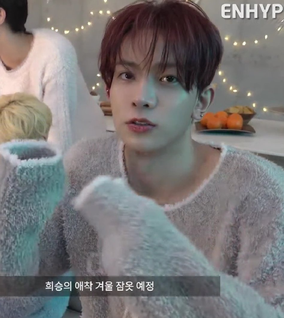 heeseungcokr's tweet photo. heeseung sweater paws 😥😥 https://t.co/HT6bD3pYIG