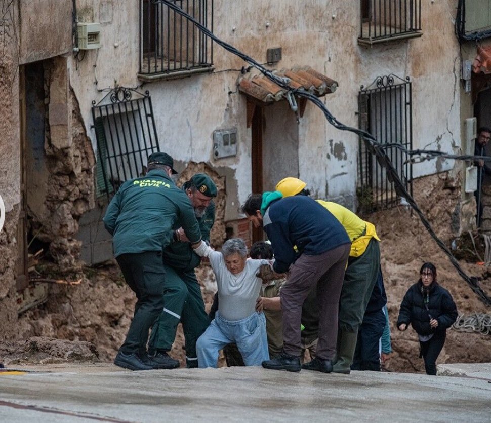 #ACTUALIDAD | “No hay tragedia en la que no florezca la #Esperanza”. La hermandad quiere mostrar su solidaridad por todos los afectados por la #DANA que golpea a nuestra Nación, en especial con los más damnificados en las zonas más castigadas. 

Imploramos una oración por todos