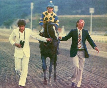 blindadosalas1's tweet photo. #Hipismo #CrónicasDelSimónBolívar El 30/10/1977 ARTURO B 🇻🇪 respondió al favoritismo con una fácil victoria en el #SimónBolívar (156⅘) y le dio a ANGEL FRANCISCO PARRA #ElDiablo su quinta foto en el historial del #MagnoEvento MANUEL MEDINA #ElNumberOne lo ganó por única vez. https://t.co/h0kg09Dsj4